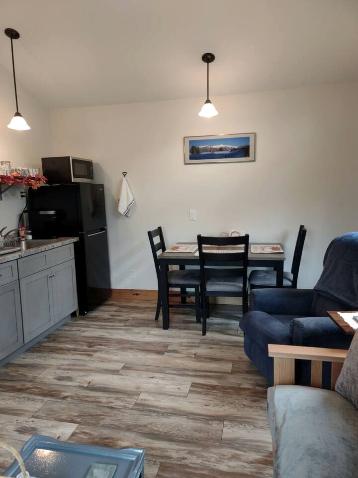 Cozy Pet-Friendly Cabin in Hyde Park, Vermont - Perfect for a Nature Escape near the Green River Reservoir State Park