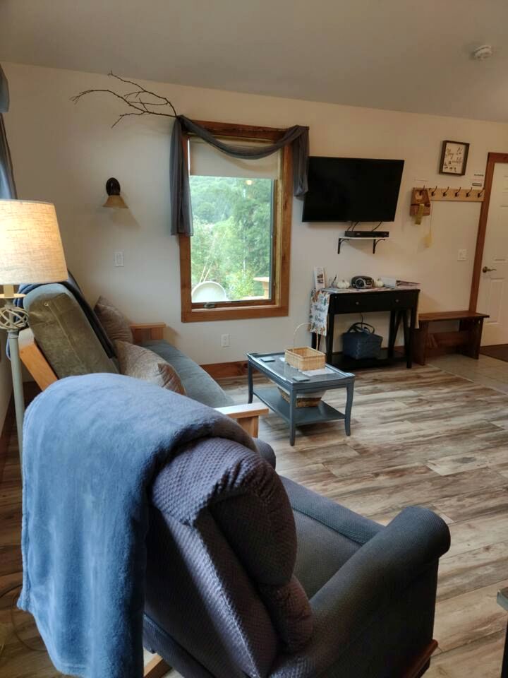 Cozy Pet-Friendly Cabin in Hyde Park, Vermont - Perfect for a Nature Escape near the Green River Reservoir State Park