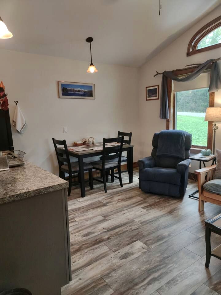 Cozy Pet-Friendly Cabin in Hyde Park, Vermont - Perfect for a Nature Escape near the Green River Reservoir State Park