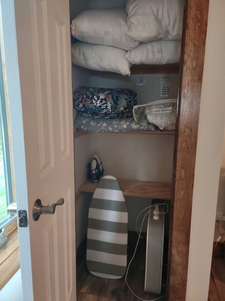 Cozy Pet-Friendly Cabin in Hyde Park, Vermont - Perfect for a Nature Escape near the Green River Reservoir State Park