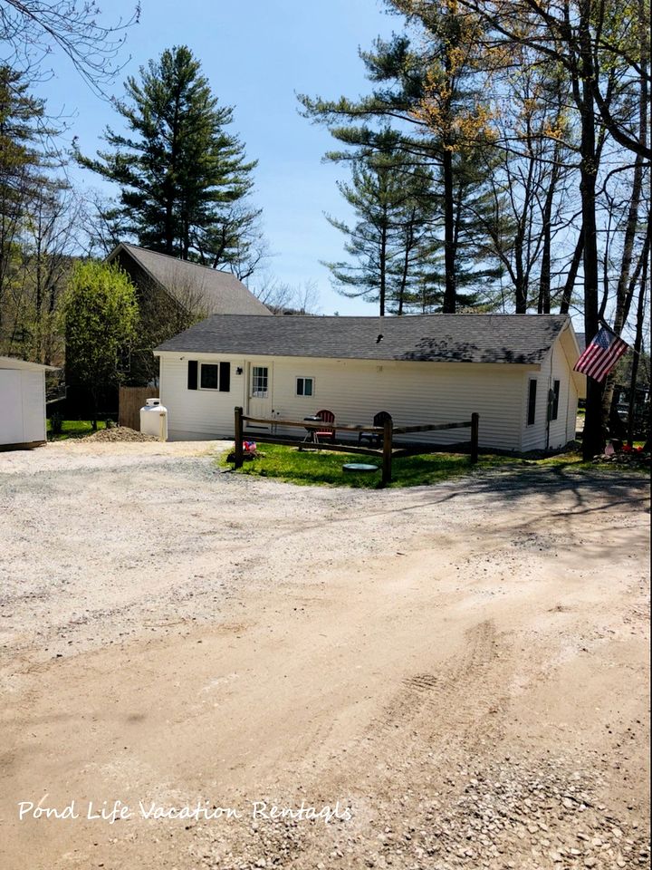 Cozy Pet-Friendly Cabin by the Water at Rockybound Pond for a Memorable Family Adventure in Croydon, New Hampshire