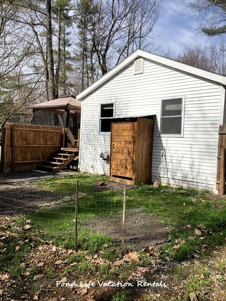 Cozy Pet-Friendly Cabin by the Water at Rockybound Pond for a Memorable Family Adventure in Croydon, New Hampshire