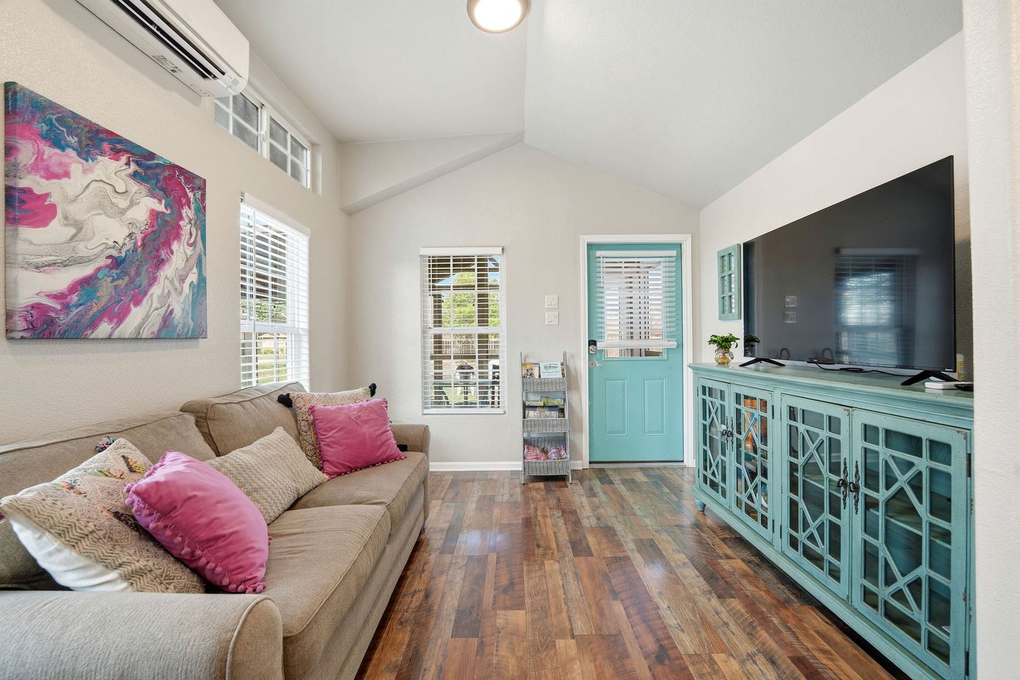 Cozy, Pet Friendly Cottage with Gorgeous Outdoor Space for a Weekend Getaway to New Braunfels, Texas