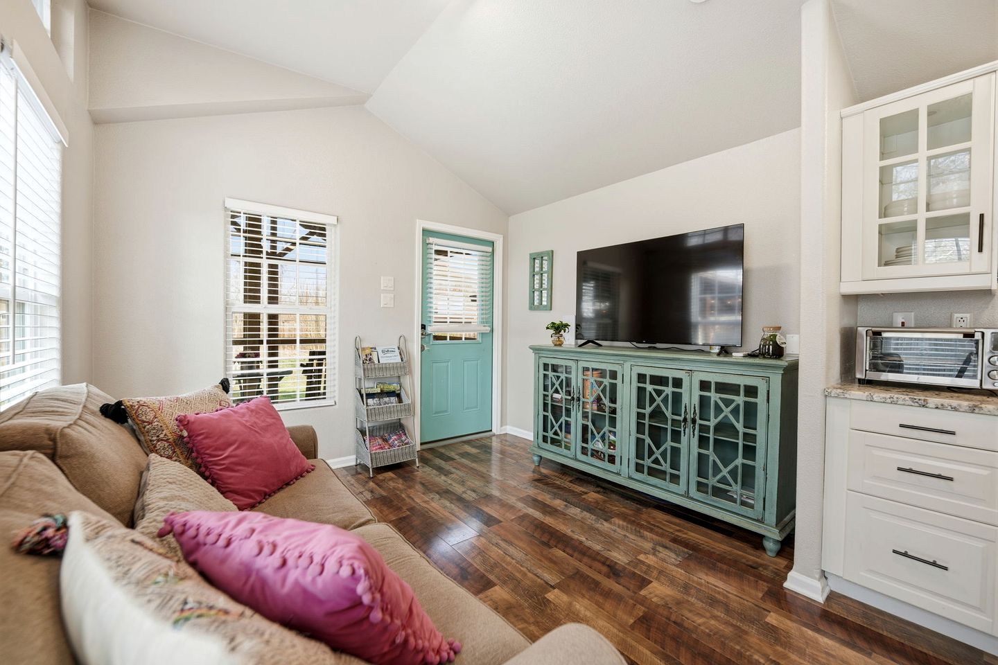 Cozy, Pet Friendly Cottage with Gorgeous Outdoor Space for a Weekend Getaway to New Braunfels, Texas