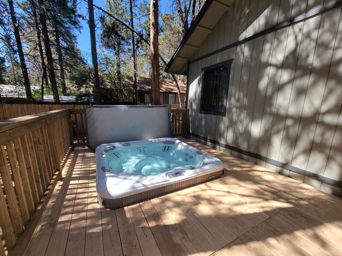 American Family Hot Tub & Massage Pleasant Hill Ca 🏕Cozy Pines Cottage+ Family Vacation +Hot Tub+ fire pit 🌠, Cabins