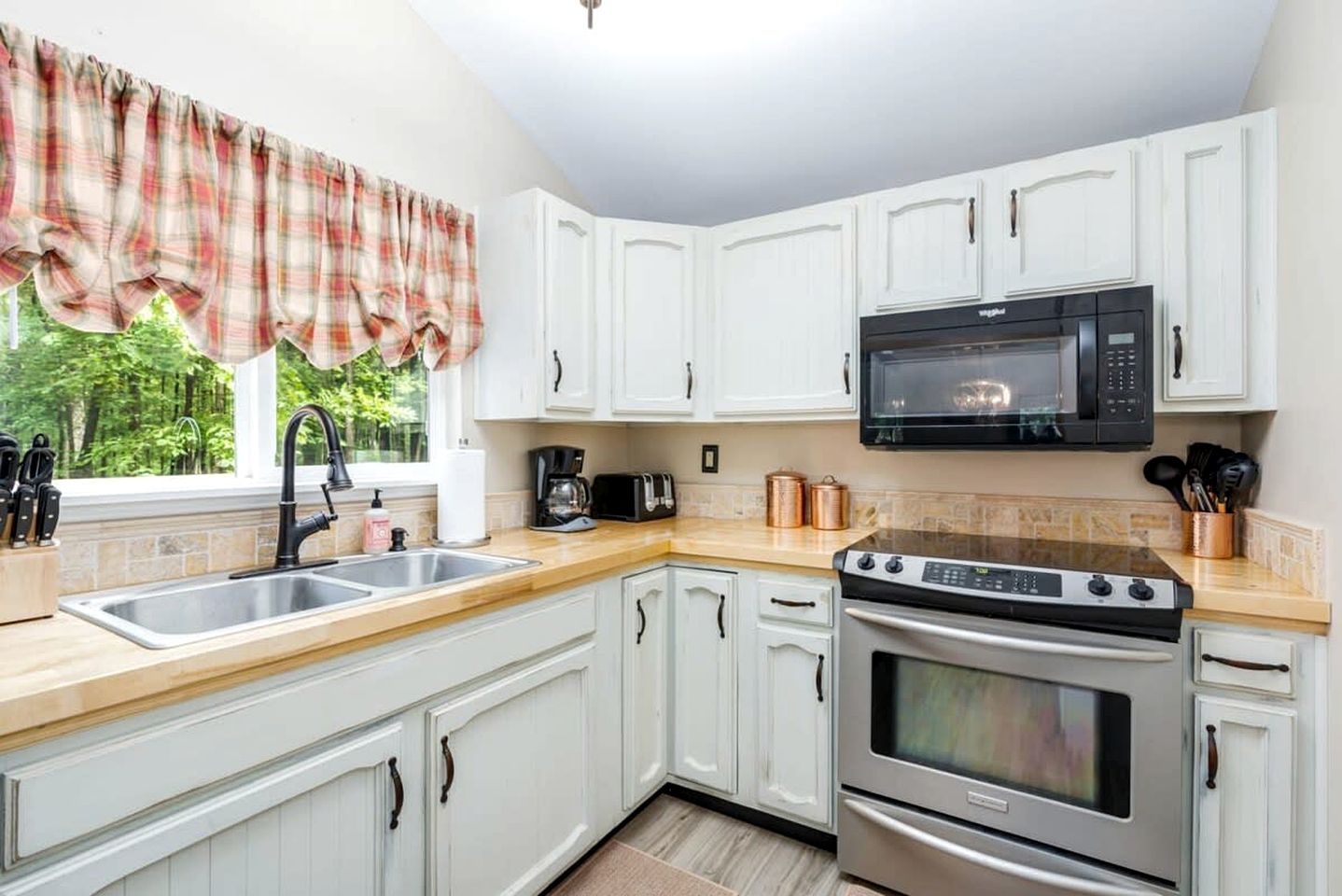 Cozy Rental near Berkeley Springs with Lake Access and Hot Tub