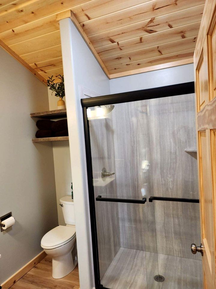 Cozy Rustic Cabin with Hot-Tub Ideal for a Couples Retreat in Illinois