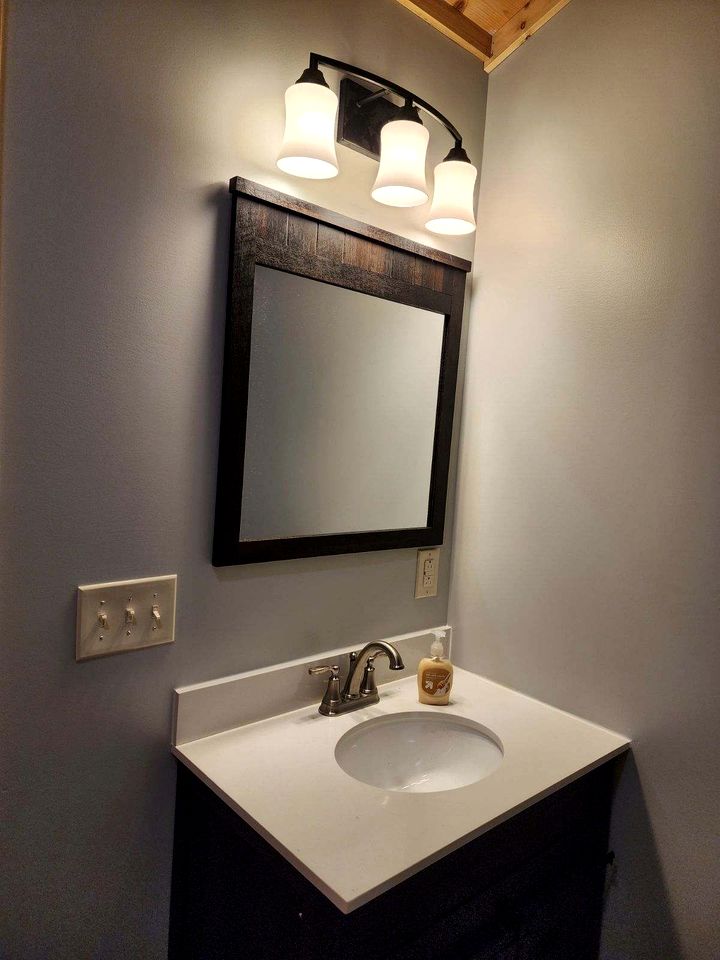 Cozy Rustic Cabin with Hot-Tub Ideal for a Couples Retreat in Illinois