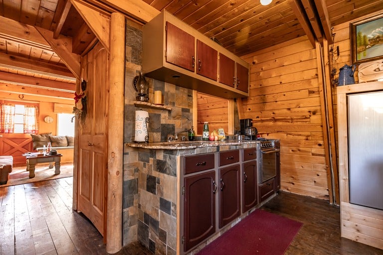 https://media.glampinghub.com/CACHE/images/accommodations/cozy-rustic-cabin-in-the-prescott-national-forest-near-lynx-lake-i-1555420938222/12a7027f950848c3576db3619f1358c8.jpg