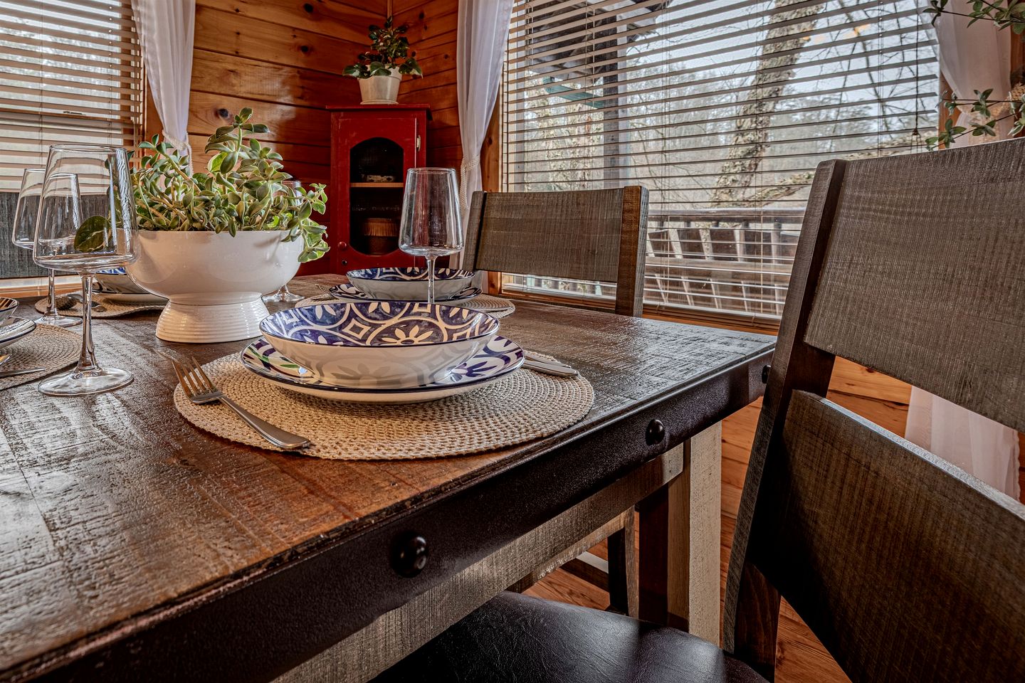 Cozy Rustic Cabin for a Smoky Mountain Getaway in Pigeon Forge, Tennessee