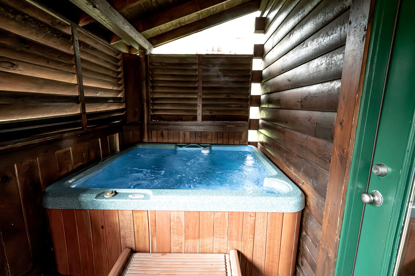 Cozy Rustic Cabin for a Smoky Mountain Getaway in Pigeon Forge, Tennessee