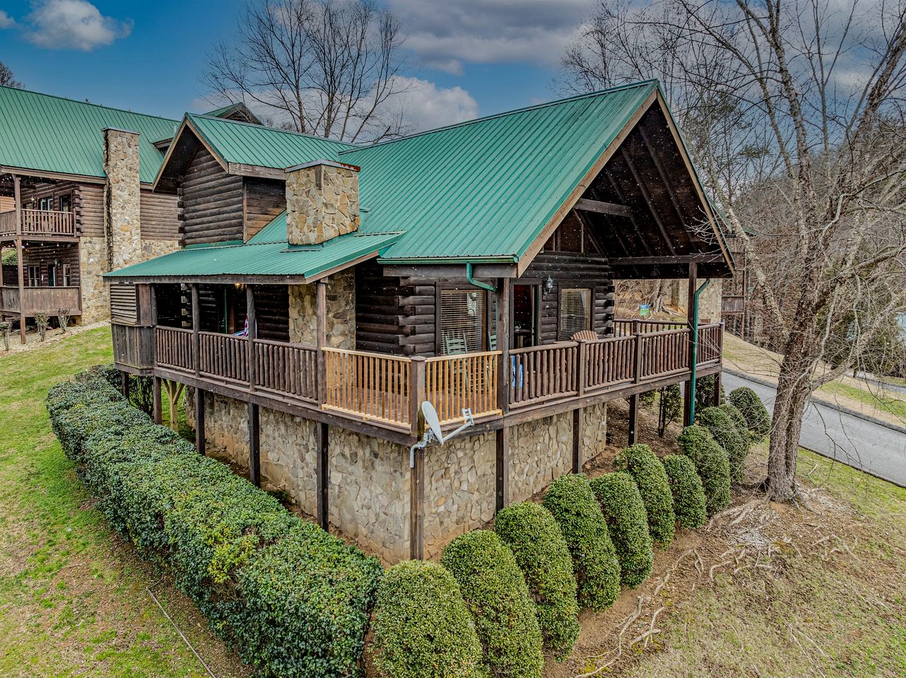 Cozy Rustic Cabin for a Smoky Mountain Getaway in Pigeon Forge, Tennessee