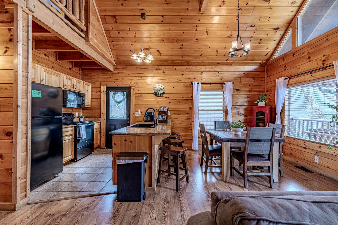 Cozy Rustic Cabin for a Smoky Mountain Getaway in Pigeon Forge, Tennessee