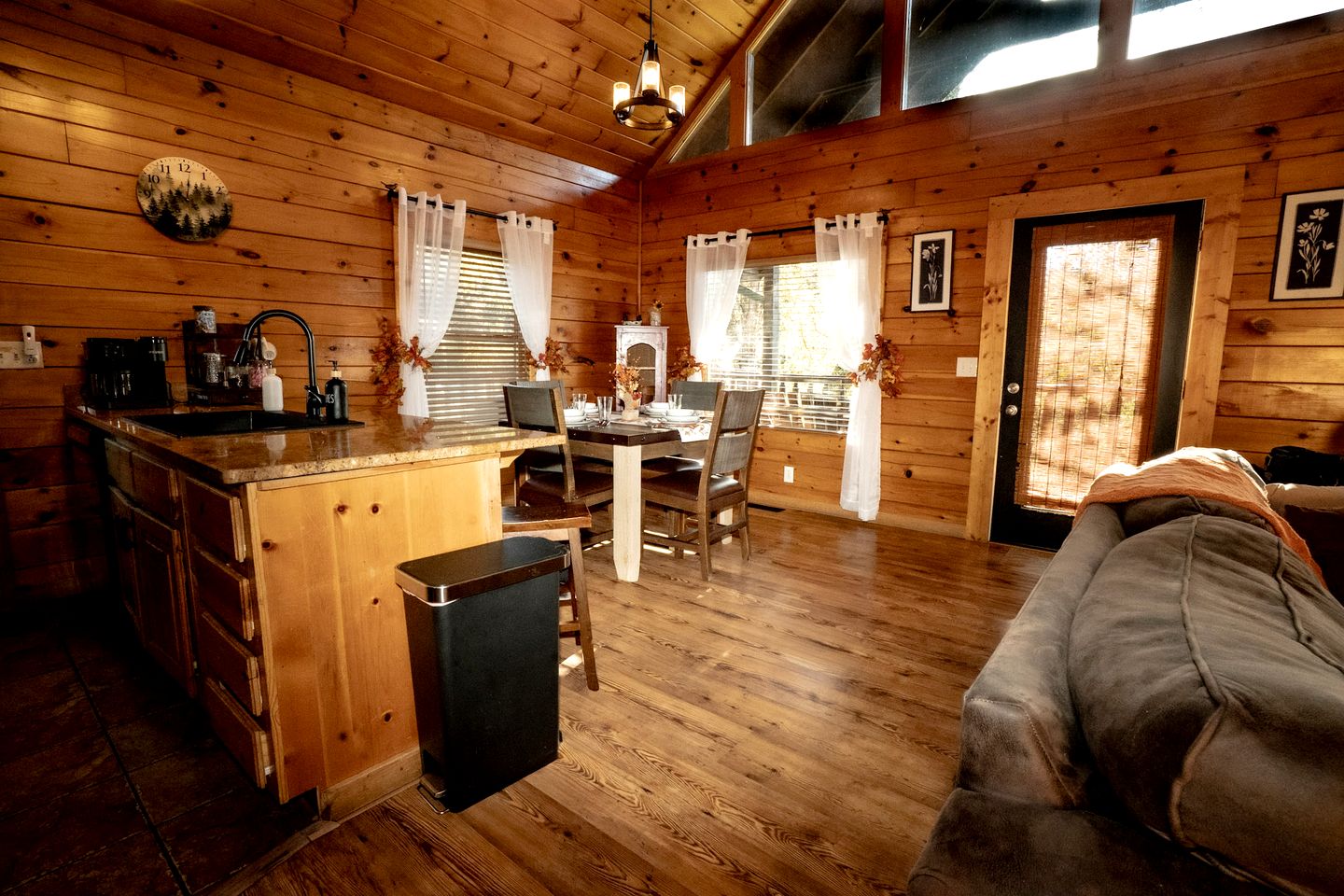 Cozy Rustic Cabin for a Smoky Mountain Getaway in Pigeon Forge, Tennessee