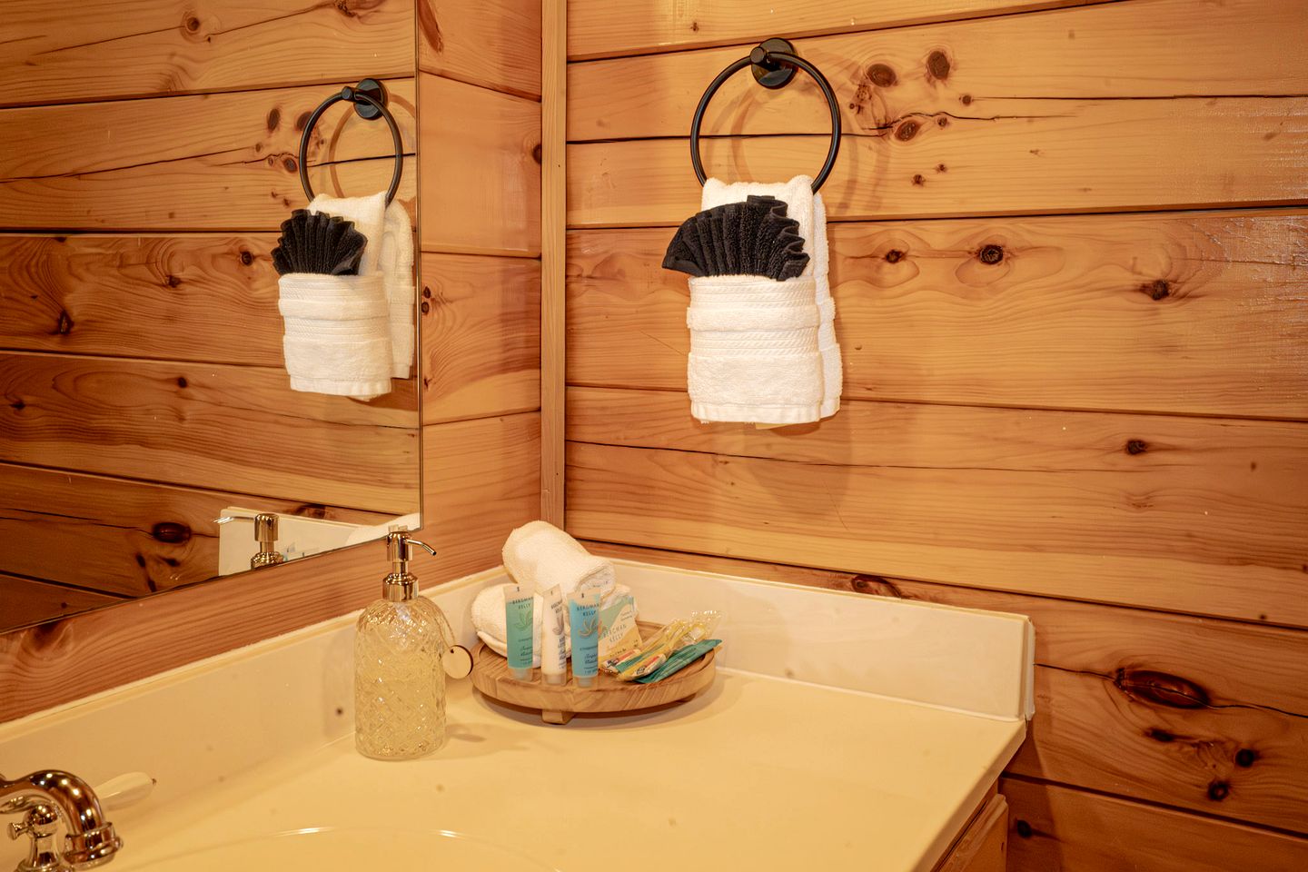 Cozy Rustic Cabin for a Smoky Mountain Getaway in Pigeon Forge, Tennessee