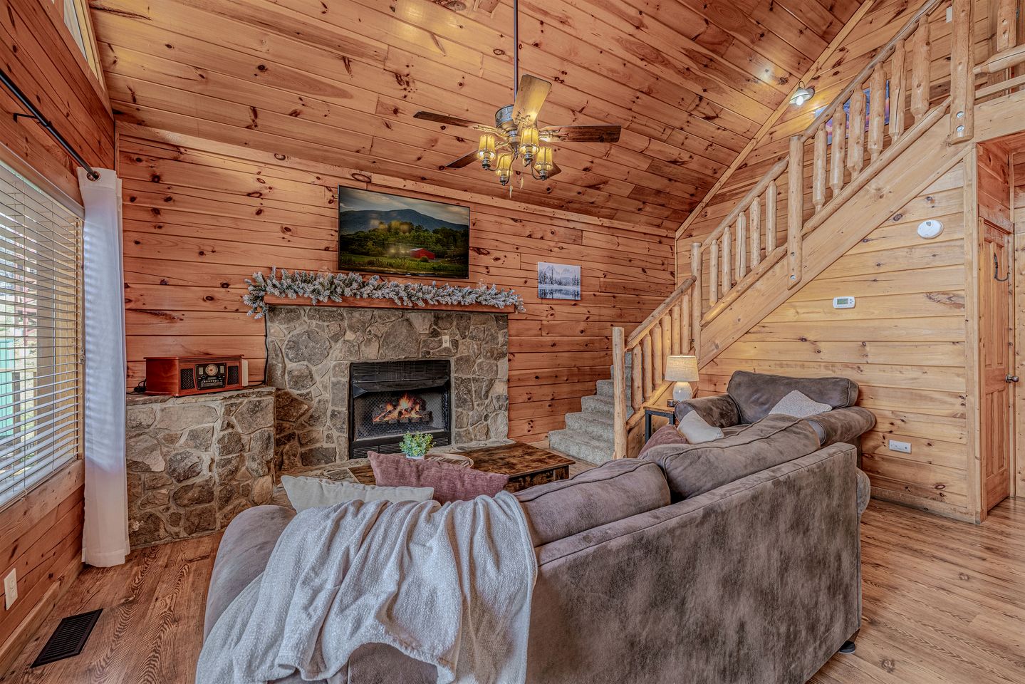 Cozy Rustic Cabin for a Smoky Mountain Getaway in Pigeon Forge, Tennessee