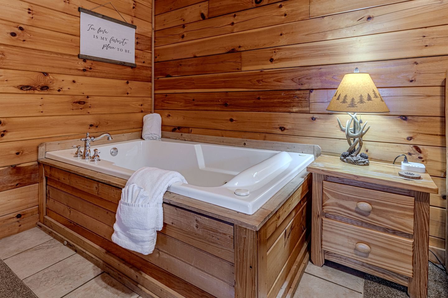 Cozy Rustic Cabin for a Smoky Mountain Getaway in Pigeon Forge, Tennessee