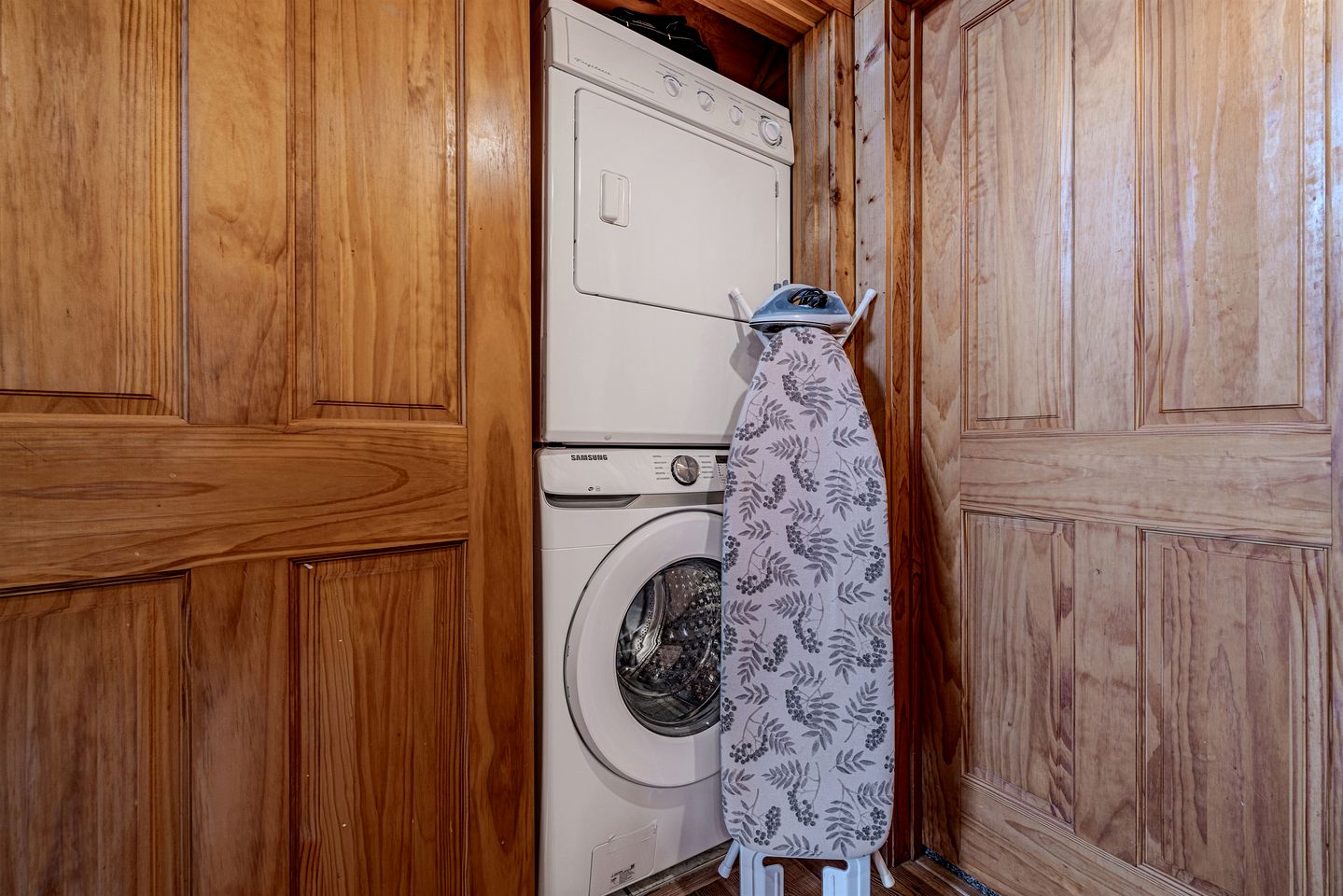 Cozy Rustic Cabin for a Smoky Mountain Getaway in Pigeon Forge, Tennessee