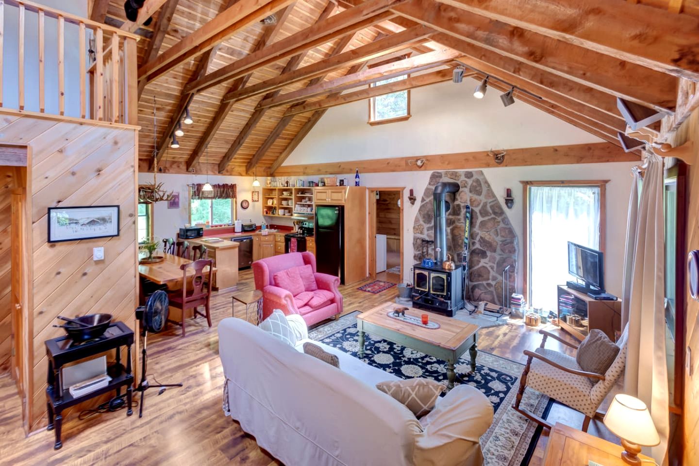 Warm & Inviting Cabin Retreat Perfect for Year-Round Escapes in Denver, New York