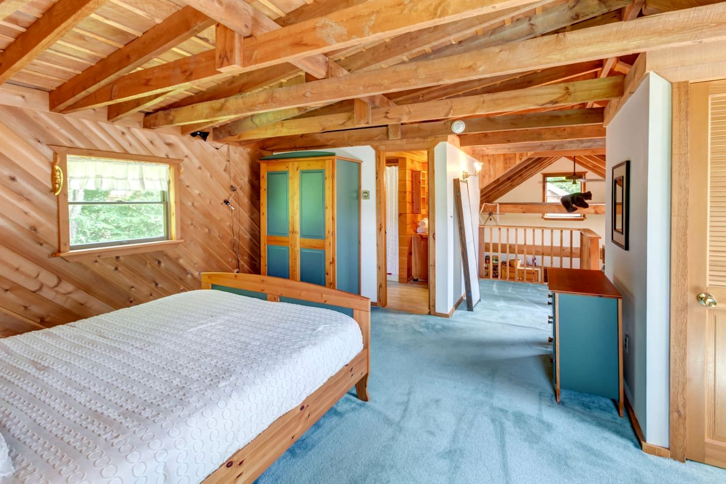 Warm & Inviting Cabin Retreat Perfect for Year-Round Escapes in Denver, New York