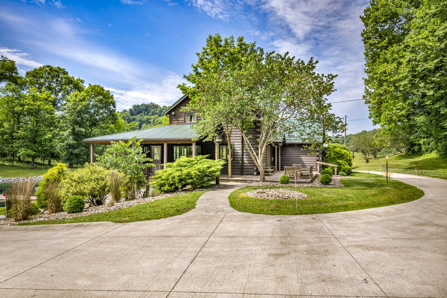 Cozy Secluded Cabin with Games and Hot-tub in Sarahsville, Ohio