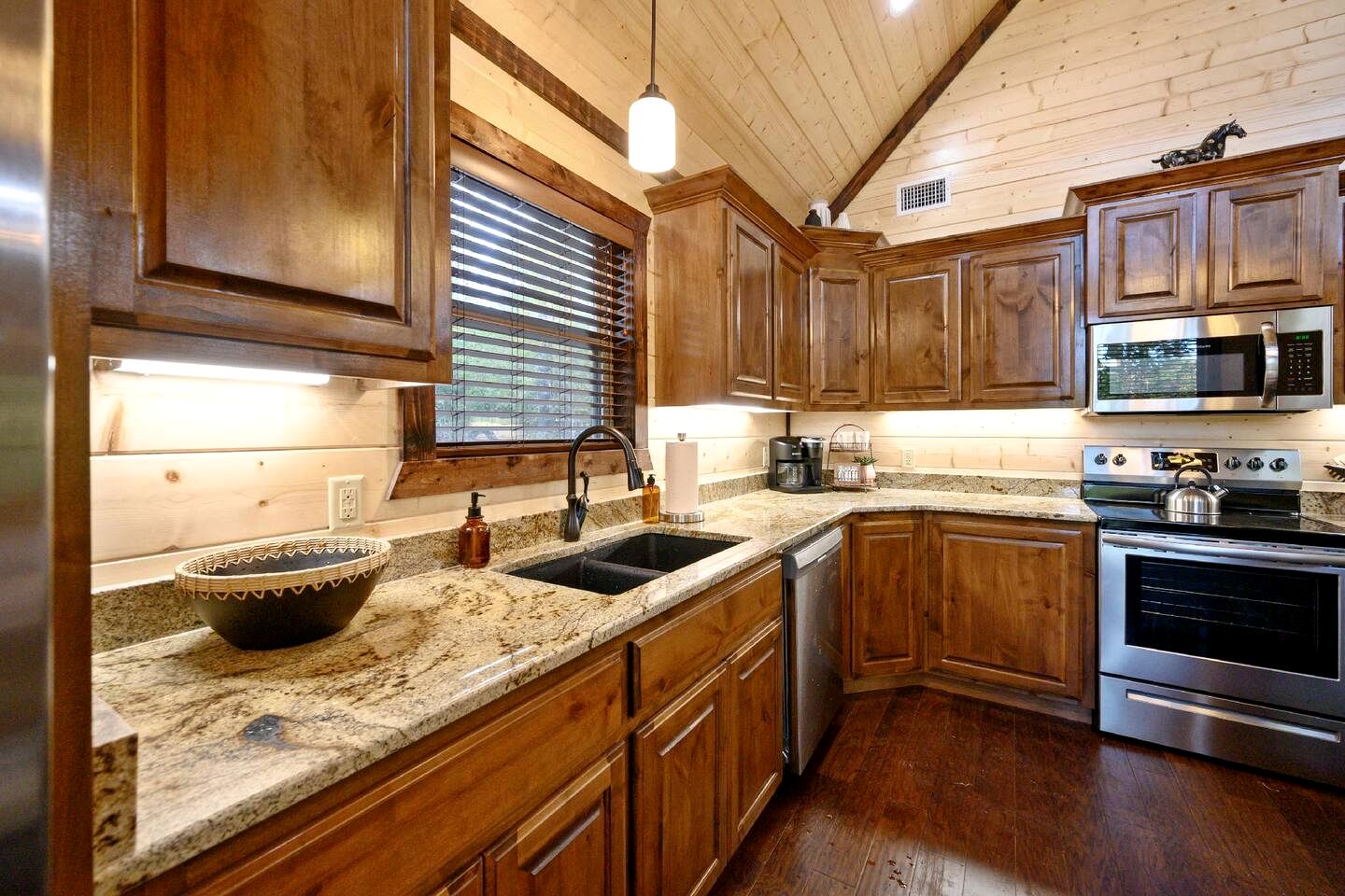 Cozy Secluded Cabin with Hot Tub in Broken Bow, Oklahoma