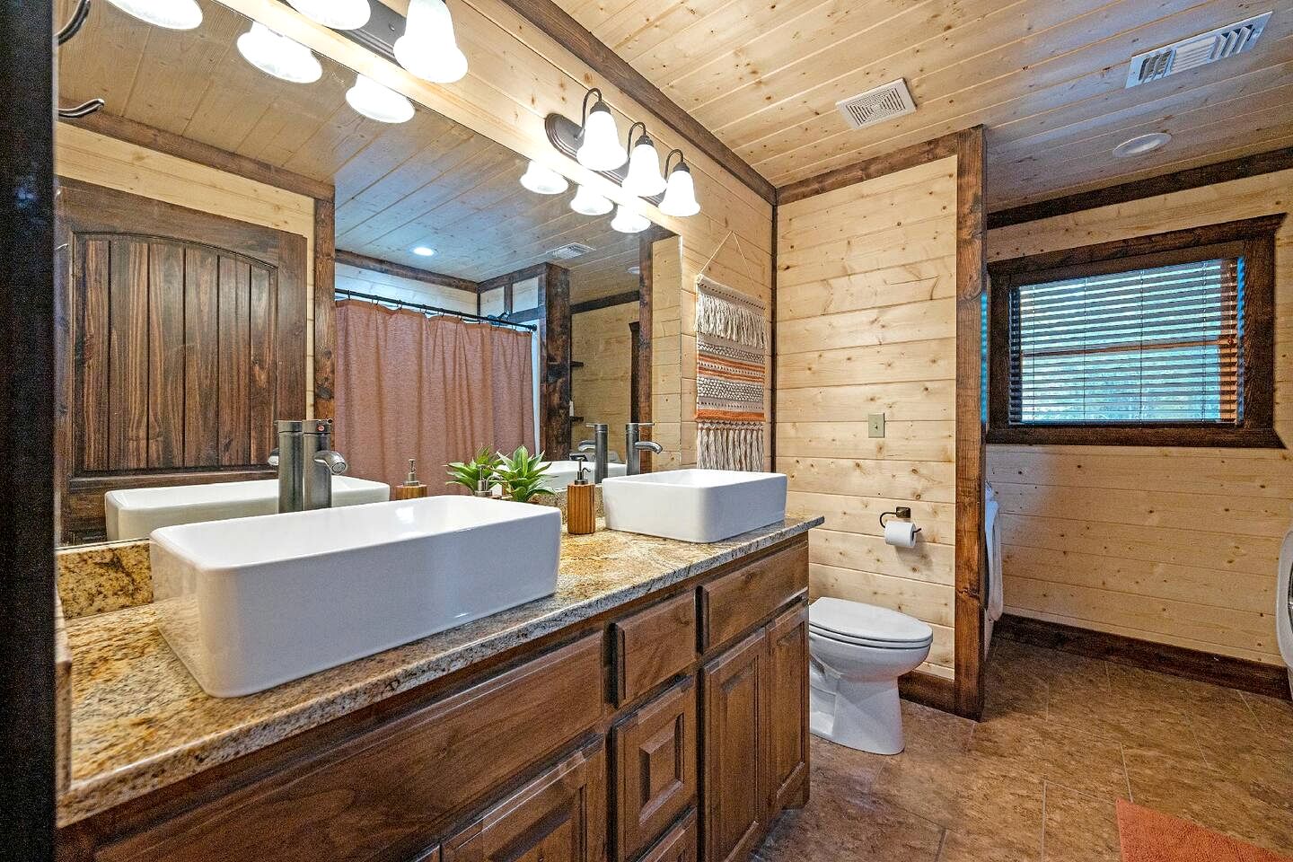 Cozy Secluded Cabin with Hot Tub in Broken Bow, Oklahoma