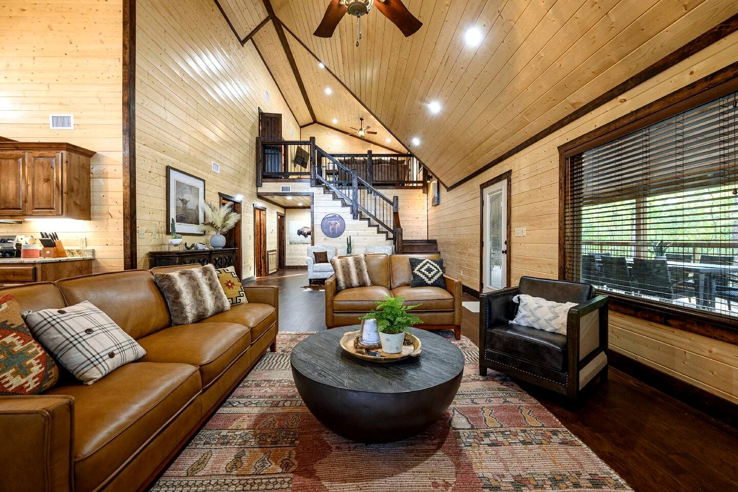 Cozy Secluded Cabin with Hot Tub in Broken Bow, Oklahoma