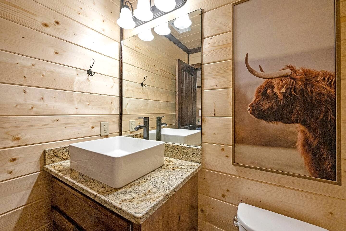 Cozy Secluded Cabin with Hot Tub in Broken Bow, Oklahoma