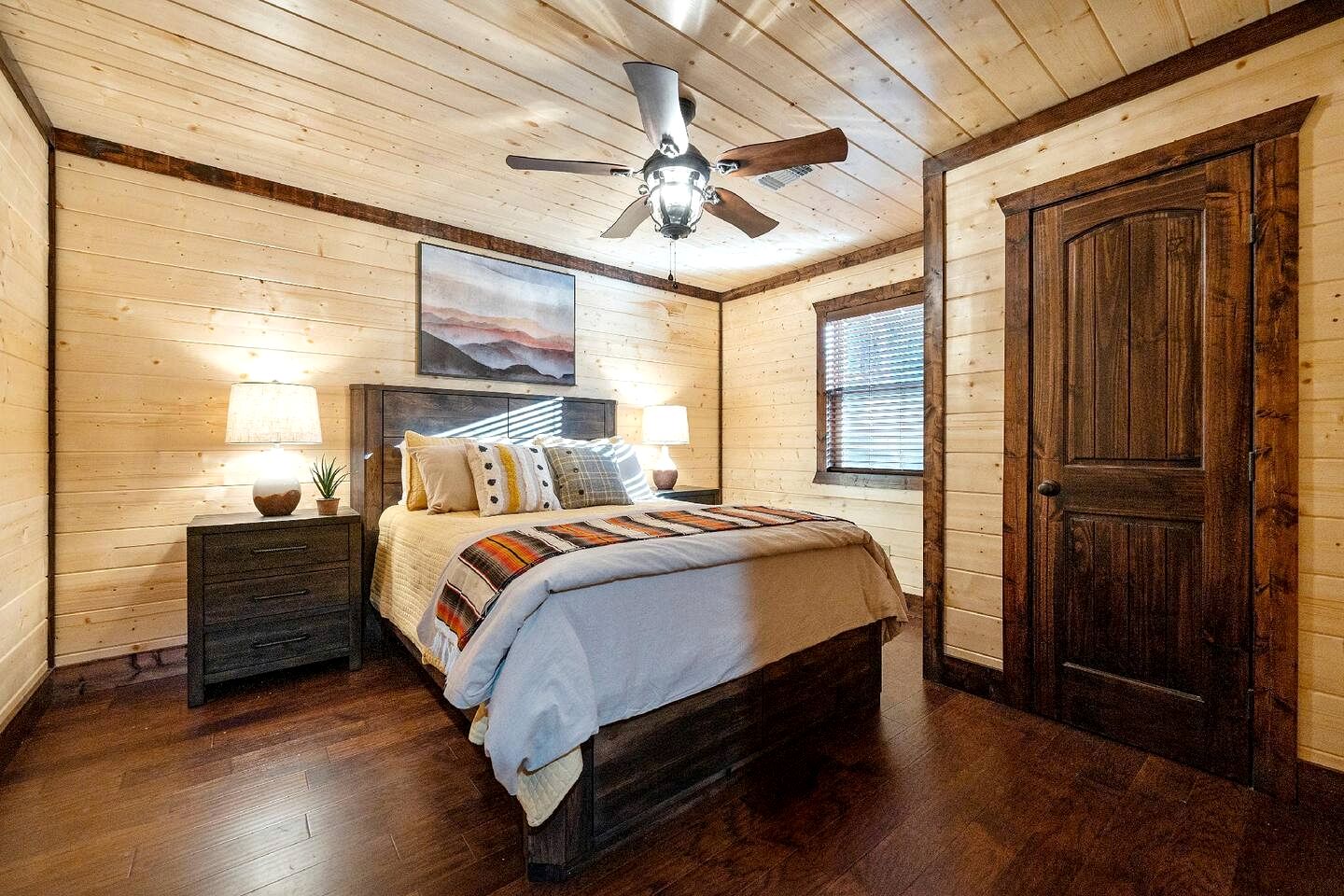 Cozy Secluded Cabin with Hot Tub in Broken Bow, Oklahoma