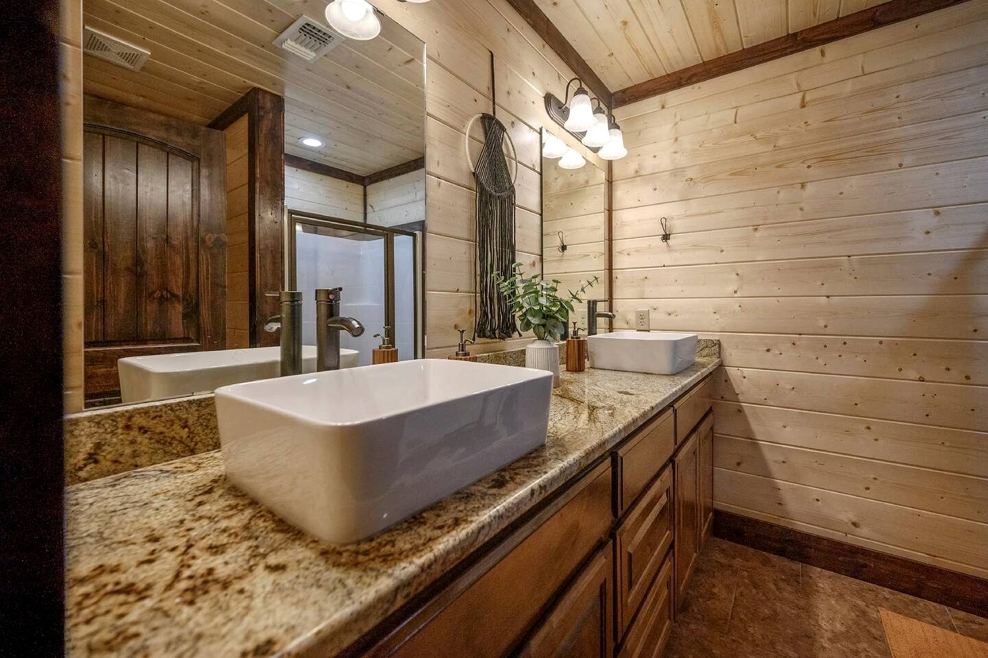 Cozy Secluded Cabin with Hot Tub in Broken Bow, Oklahoma