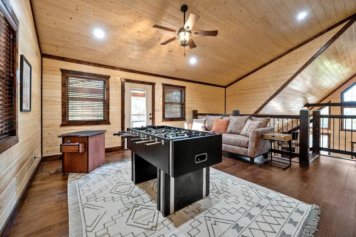 Cozy Secluded Cabin with Hot Tub in Broken Bow, Oklahoma