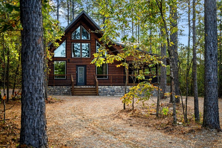 Cozy Secluded Cabin with Hot Tub in Broken Bow, Oklahoma