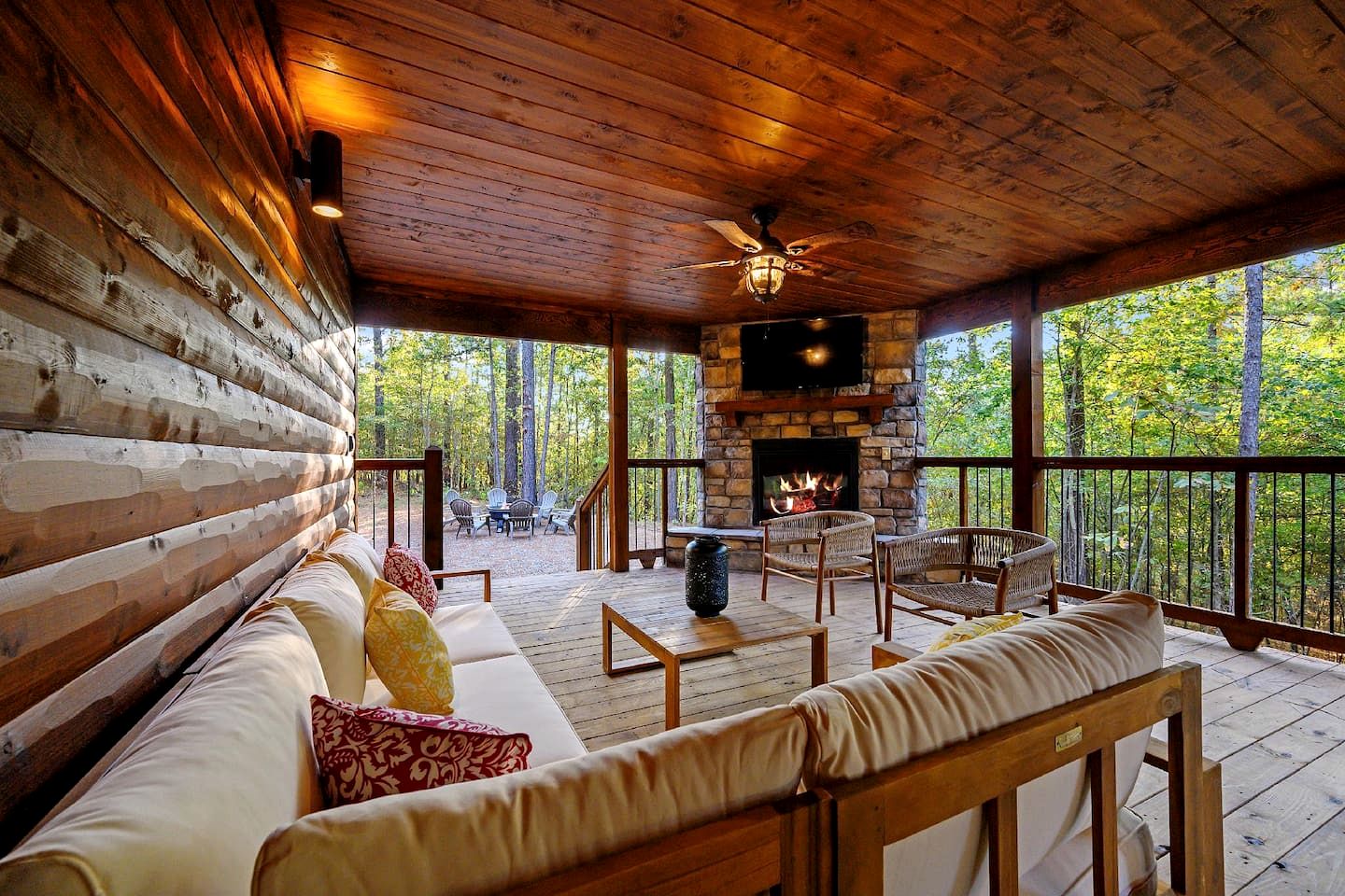 Cozy Secluded Cabin with Hot Tub in Broken Bow, Oklahoma