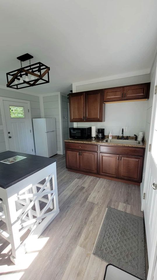 Cozy Secluded Cabin near Owensville, Missouri - Ideal for a Relaxing Glamping Getaway with Your Loved One