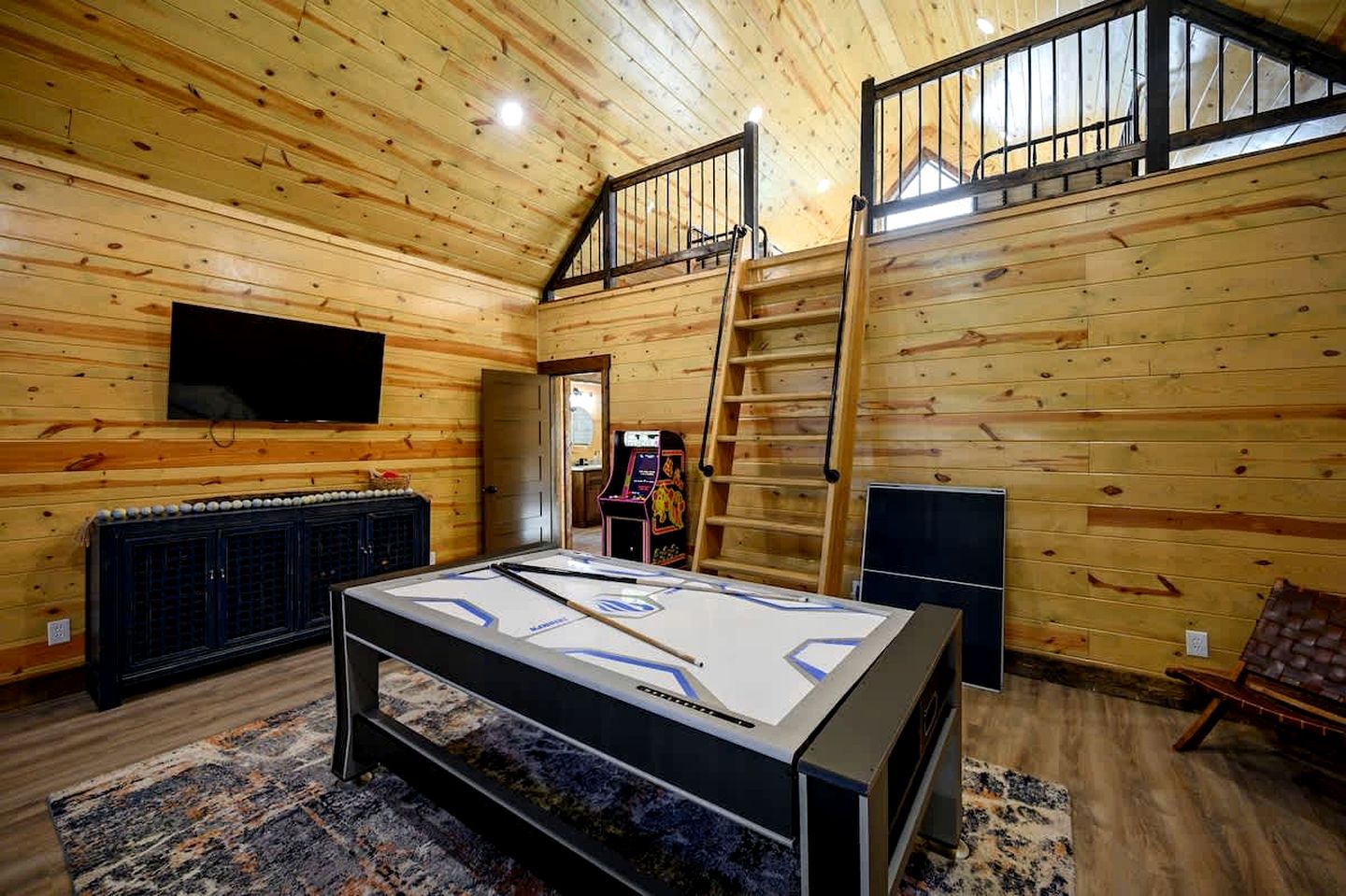 Secluded Luxury Cabin with Hot Tub, Game Room & Fireplace Near Broken Bow Lake & Hochatown, Broken Bow OK