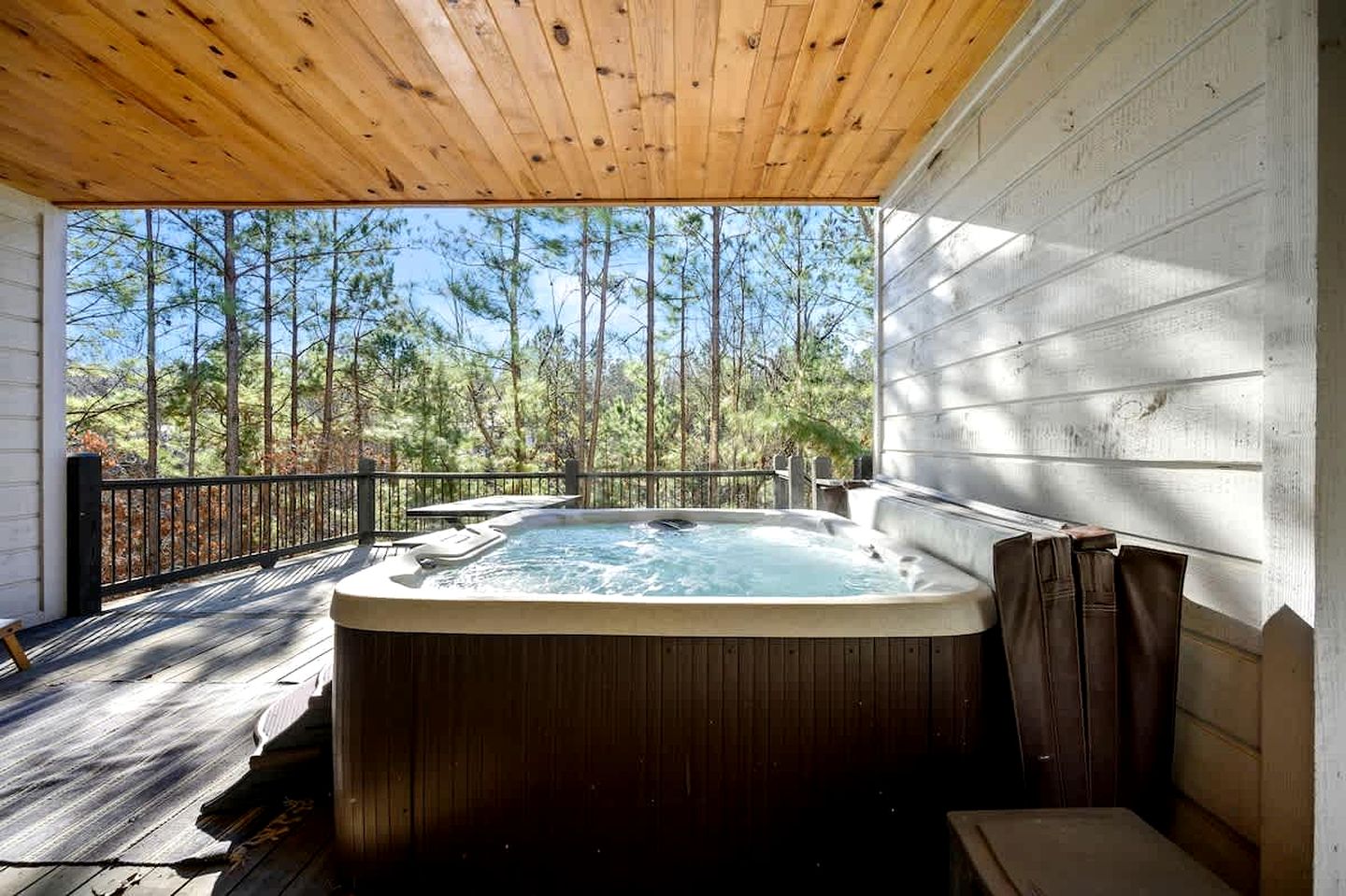 Secluded Luxury Cabin with Hot Tub, Game Room & Fireplace Near Broken Bow Lake & Hochatown, Broken Bow OK