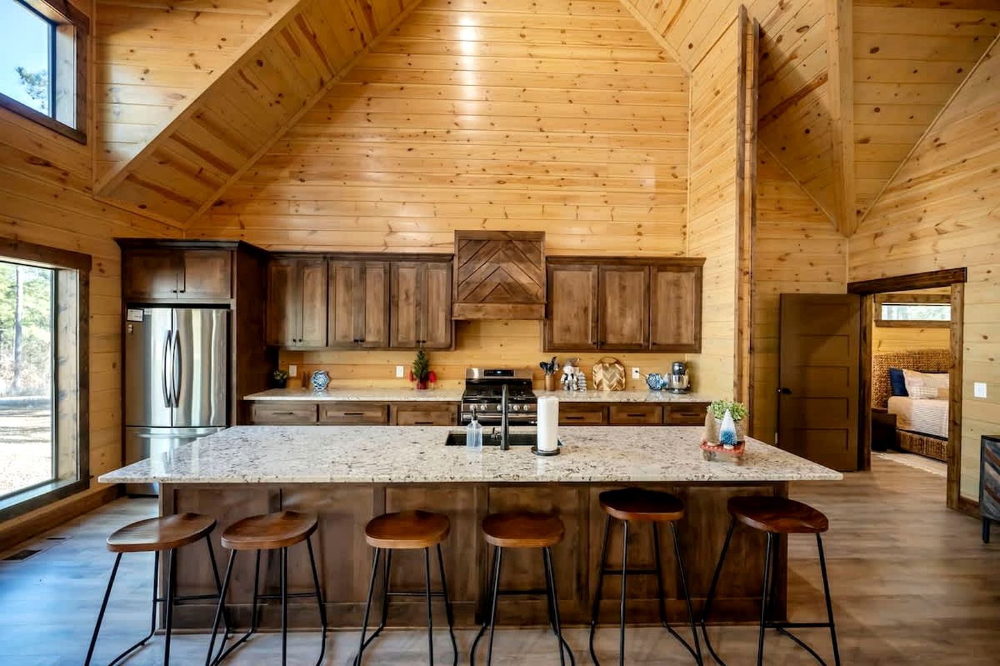 Secluded Luxury Cabin with Hot Tub, Game Room & Fireplace Near Broken Bow Lake & Hochatown, Broken Bow OK