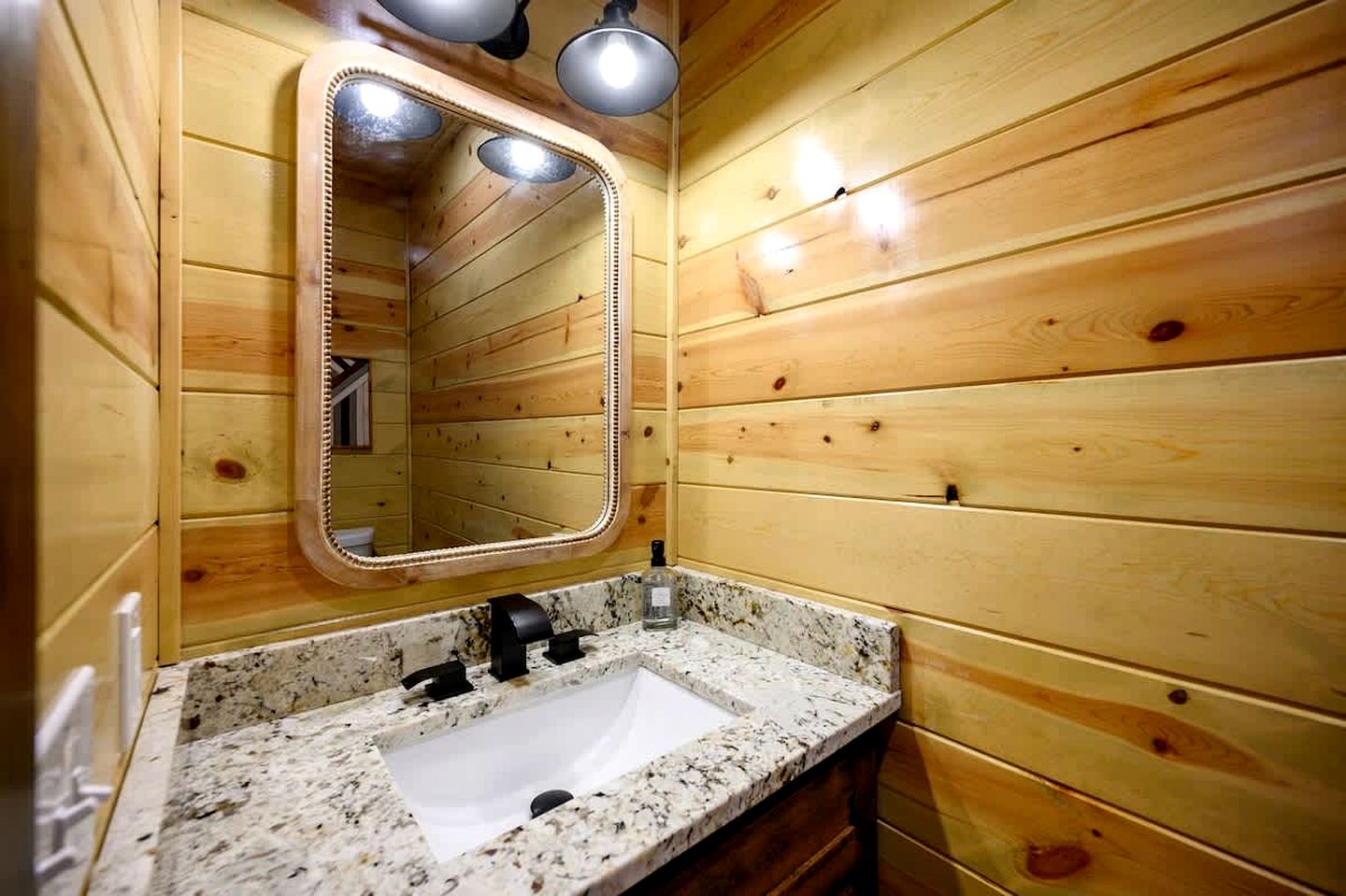 Secluded Luxury Cabin with Hot Tub, Game Room & Fireplace Near Broken Bow Lake & Hochatown, Broken Bow OK