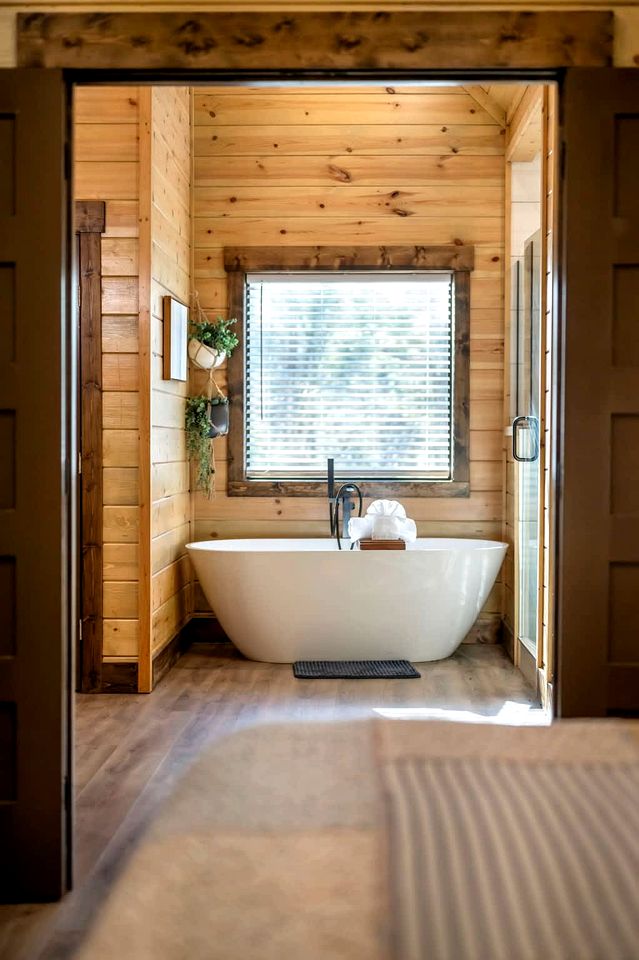 Secluded Luxury Cabin with Hot Tub, Game Room & Fireplace Near Broken Bow Lake & Hochatown, Broken Bow OK