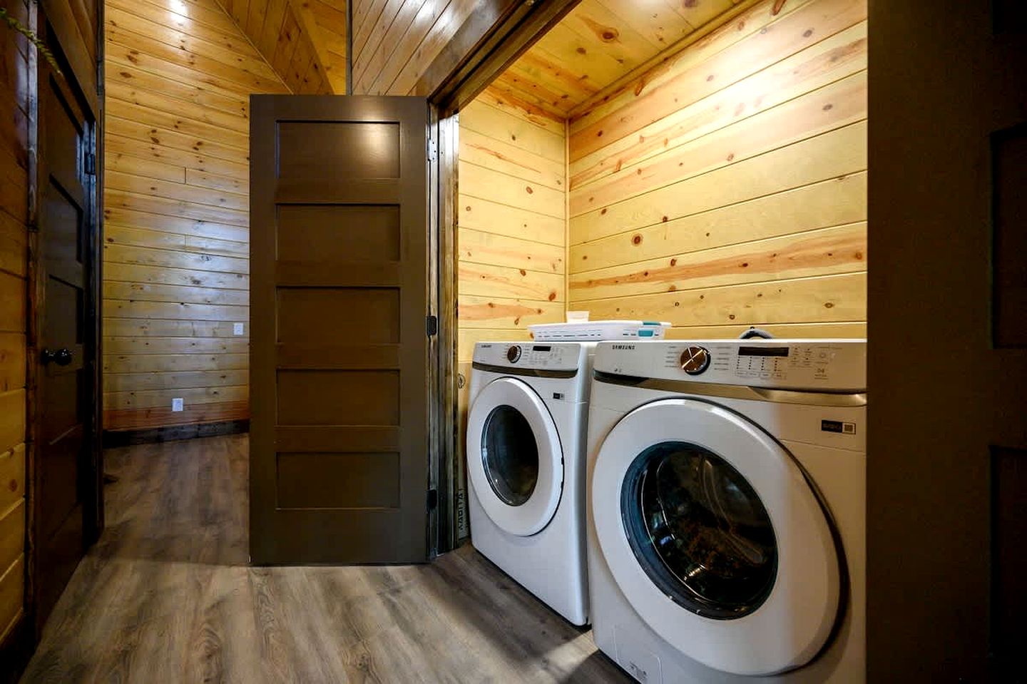 Secluded Luxury Cabin with Hot Tub, Game Room & Fireplace Near Broken Bow Lake & Hochatown, Broken Bow OK