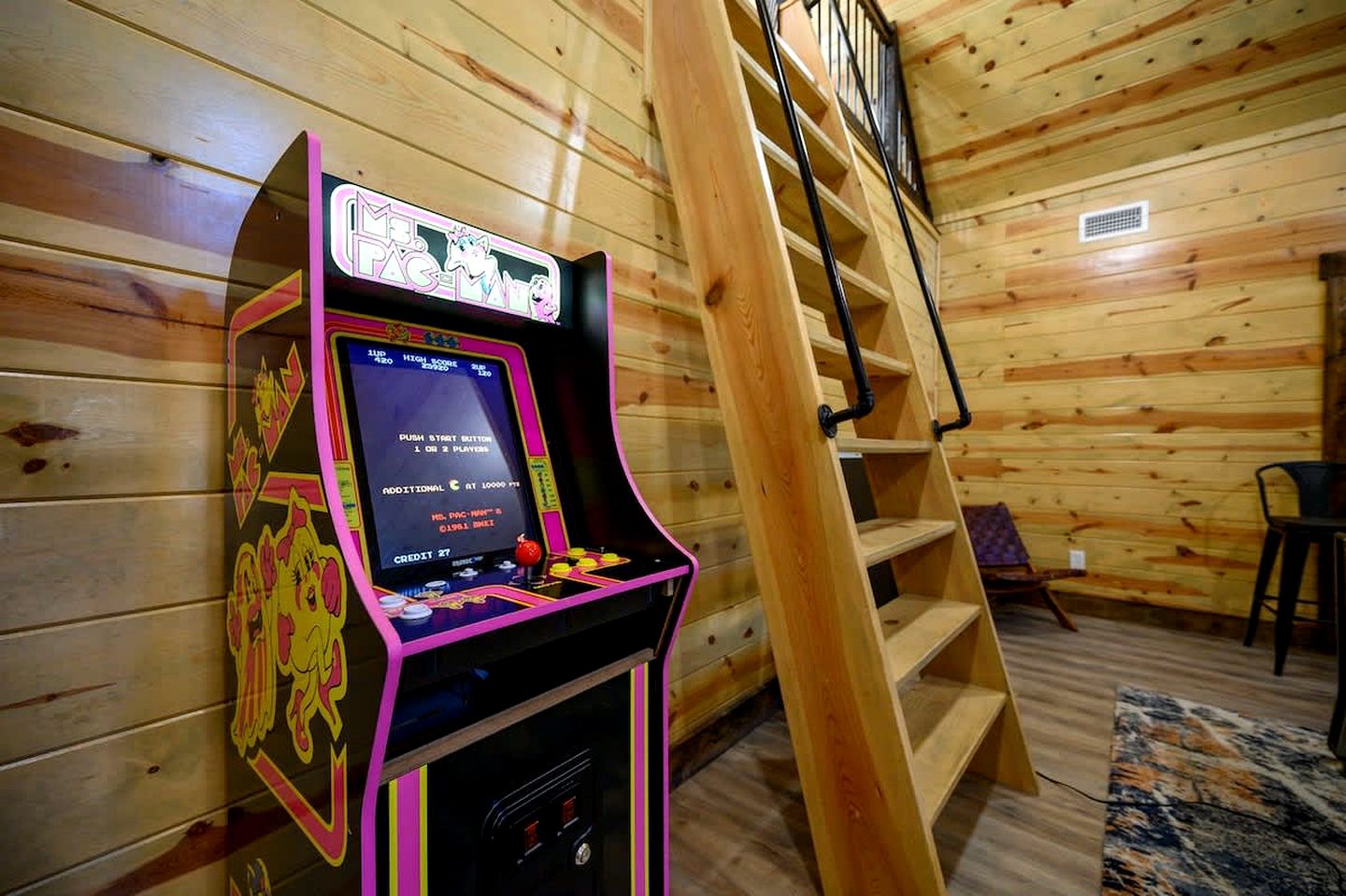 Secluded Luxury Cabin with Hot Tub, Game Room & Fireplace Near Broken Bow Lake & Hochatown, Broken Bow OK