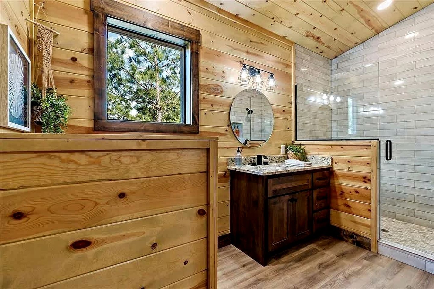 Secluded Luxury Cabin with Hot Tub, Game Room & Fireplace Near Broken Bow Lake & Hochatown, Broken Bow OK