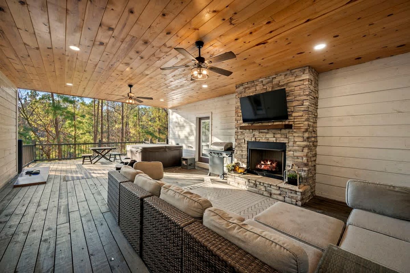 Secluded Luxury Cabin with Hot Tub, Game Room & Fireplace Near Broken Bow Lake & Hochatown, Broken Bow OK