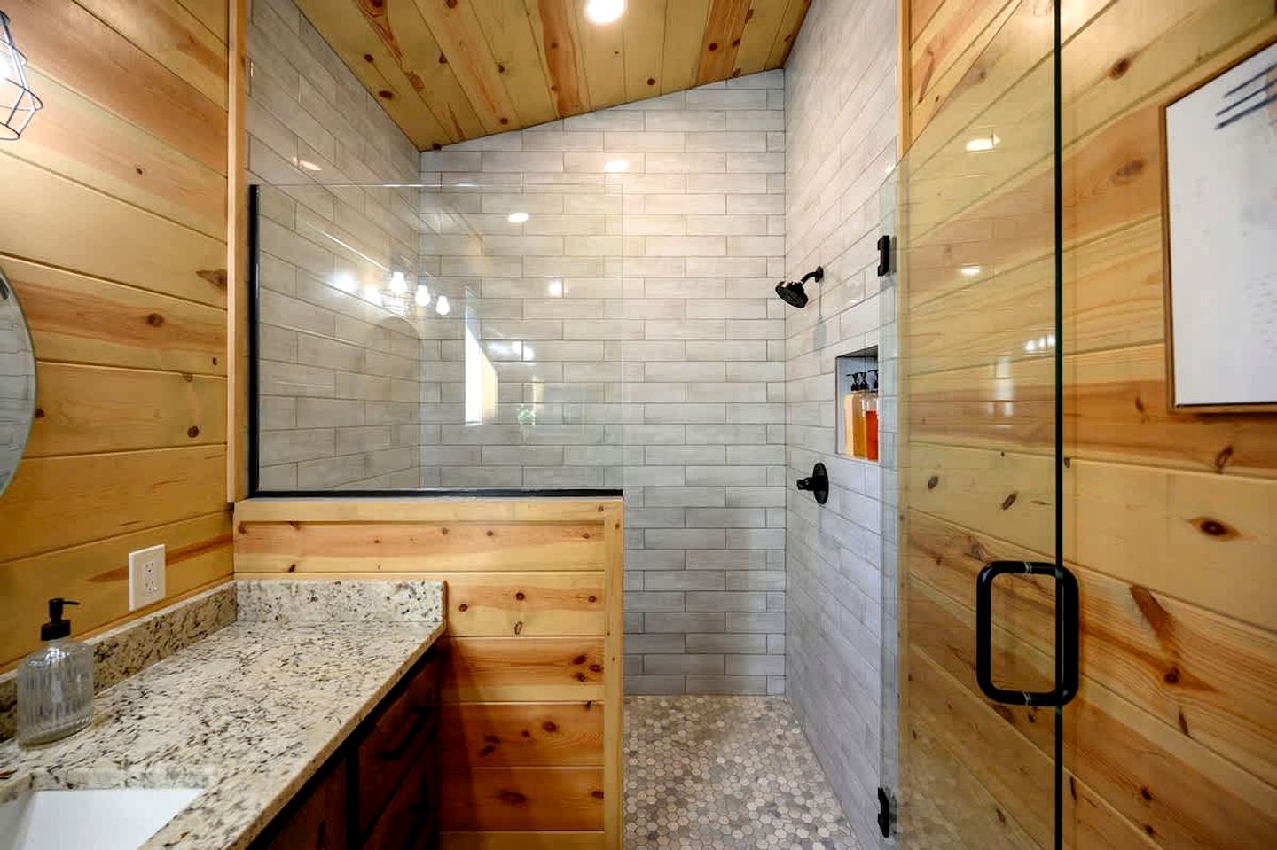 Secluded Luxury Cabin with Hot Tub, Game Room & Fireplace Near Broken Bow Lake & Hochatown, Broken Bow OK