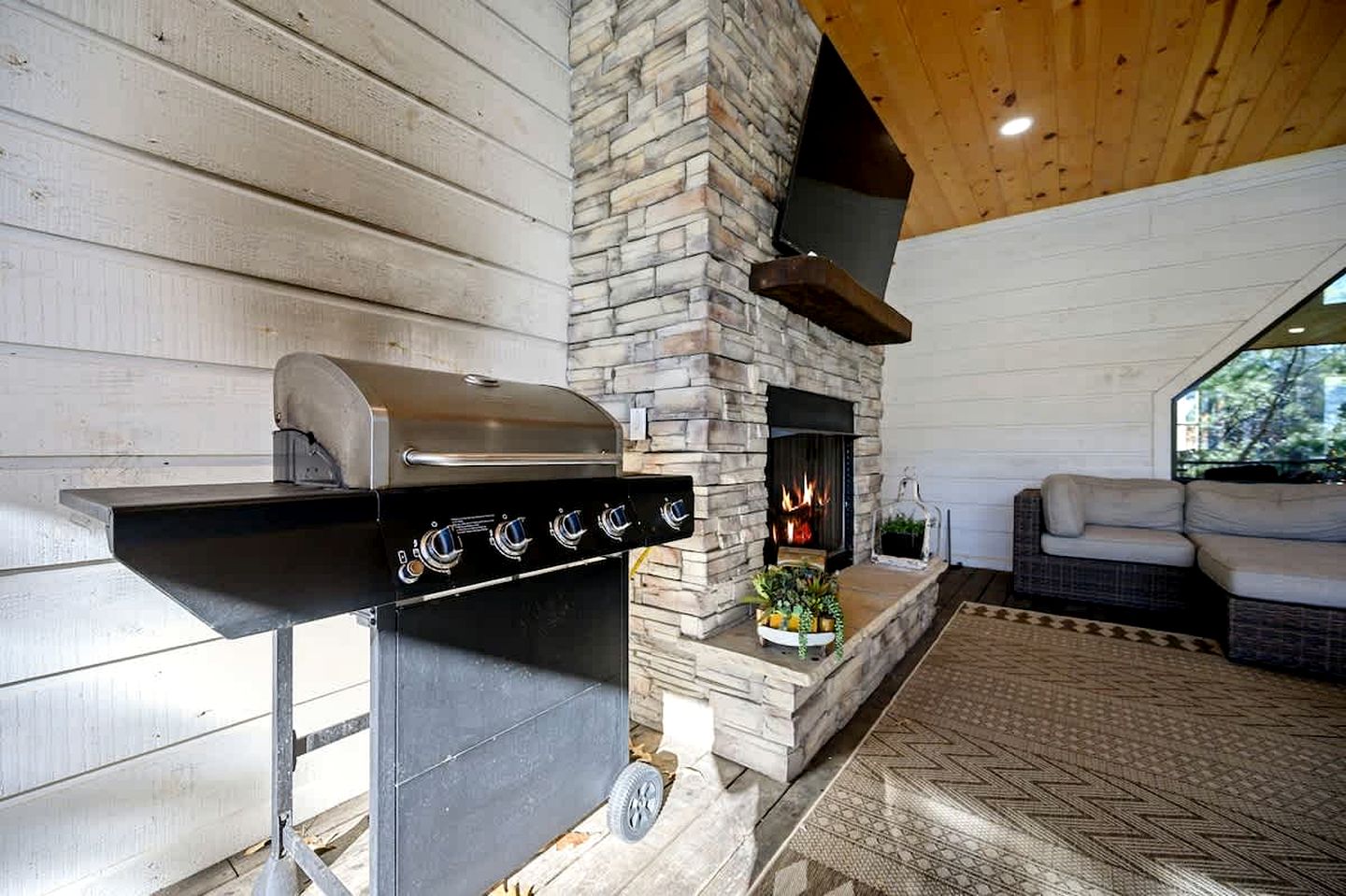 Secluded Luxury Cabin with Hot Tub, Game Room & Fireplace Near Broken Bow Lake & Hochatown, Broken Bow OK