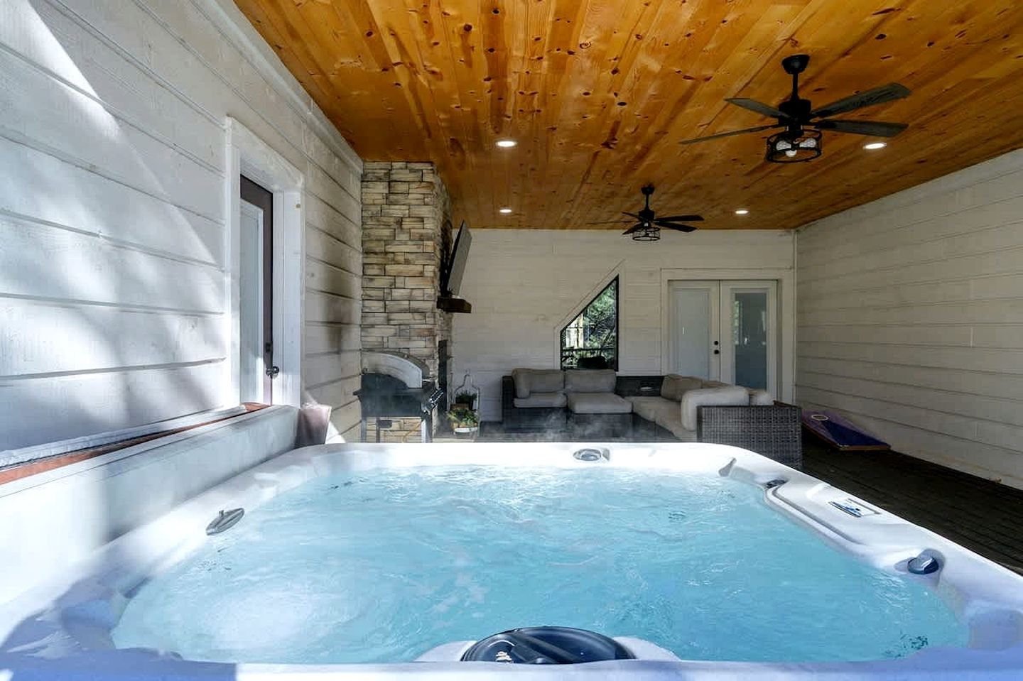 Secluded Luxury Cabin with Hot Tub, Game Room & Fireplace Near Broken Bow Lake & Hochatown, Broken Bow OK