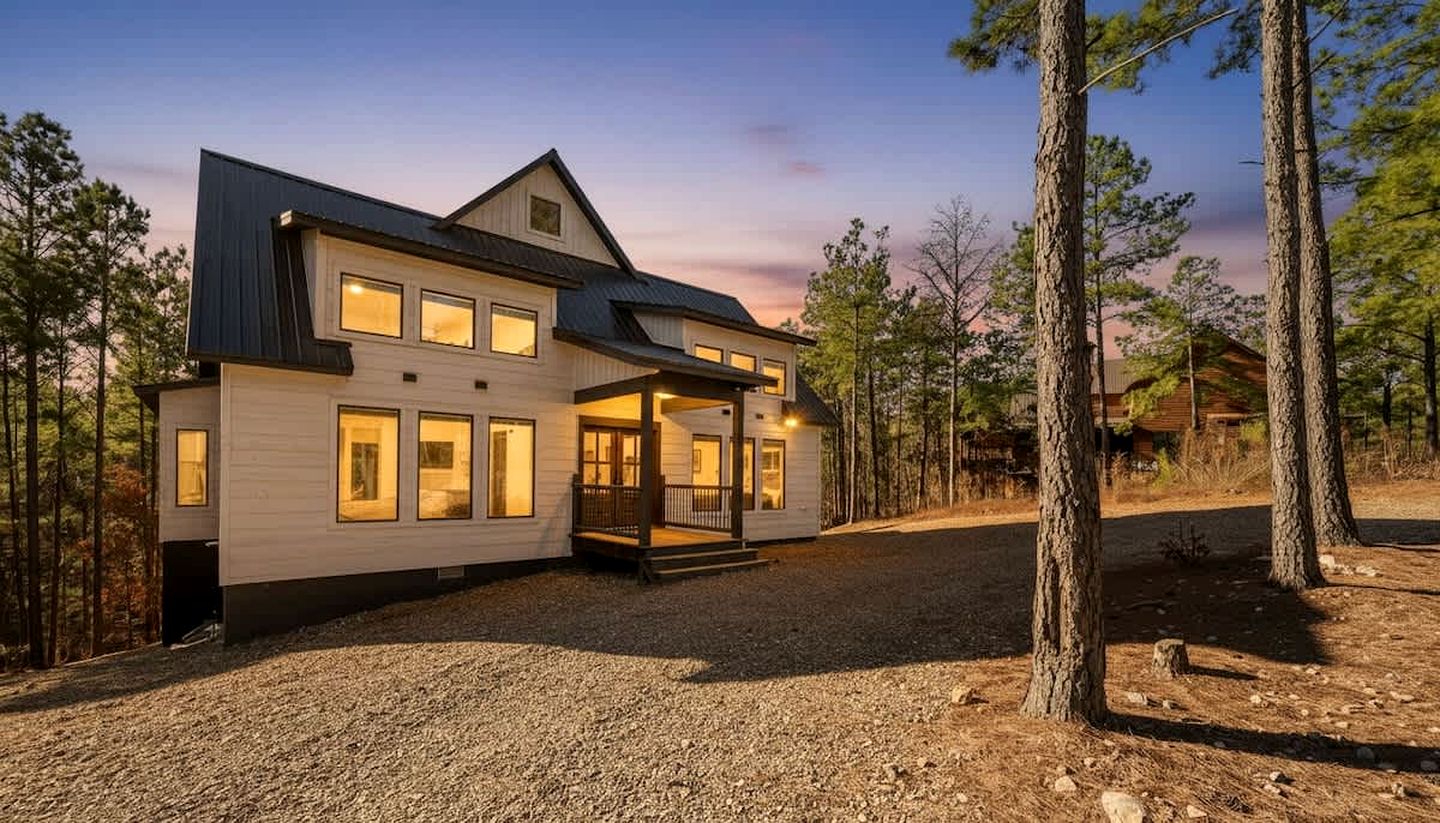 Secluded Luxury Cabin with Hot Tub, Game Room & Fireplace Near Broken Bow Lake & Hochatown, Broken Bow OK