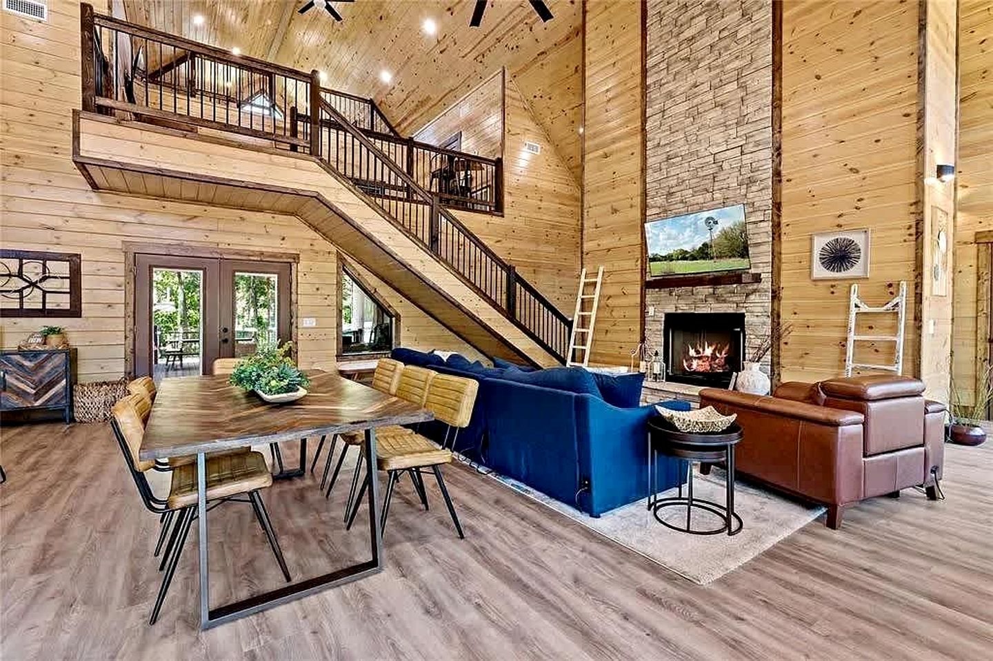 Secluded Luxury Cabin with Hot Tub, Game Room & Fireplace Near Broken Bow Lake & Hochatown, Broken Bow OK