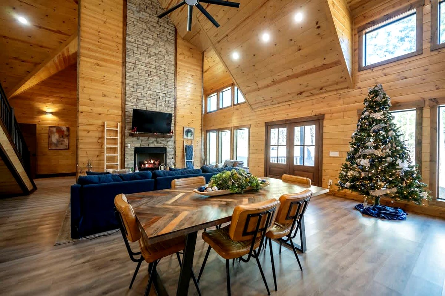 Secluded Luxury Cabin with Hot Tub, Game Room & Fireplace Near Broken Bow Lake & Hochatown, Broken Bow OK